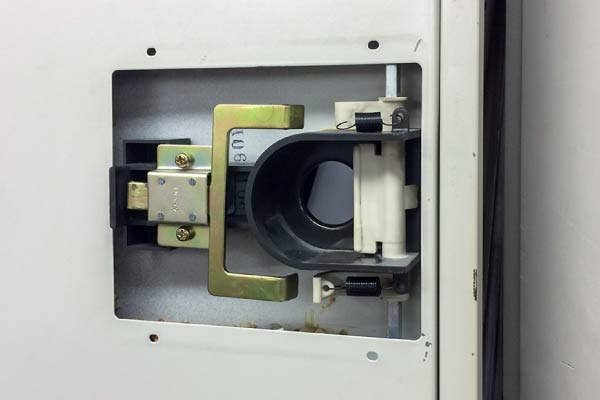 ロッカー扉修理